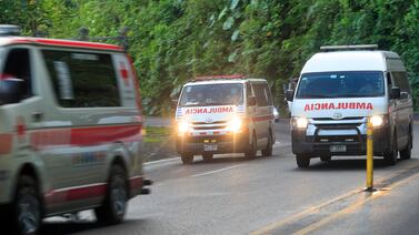 ¡Alerta en la ruta 32! Cruz Roja atiende choque triple con personas prensadas