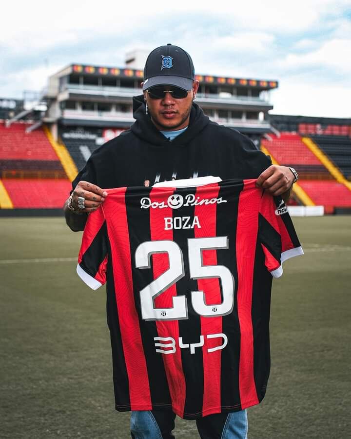Cantante Boza posó con la camiseta de Saprissa y Alajuelense en el mismo día