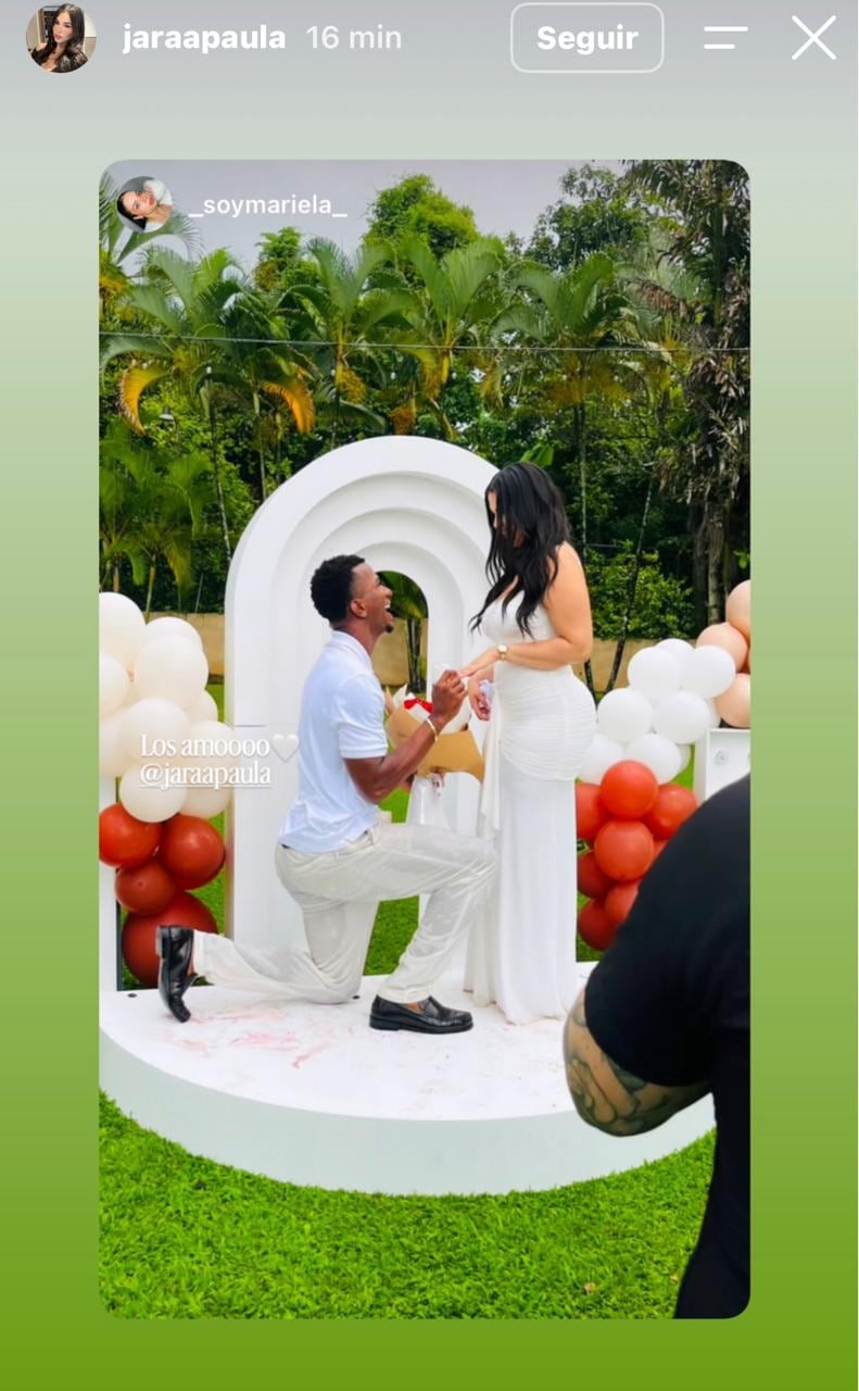 Jeyland Mitchell se comprometió con su novia Paula Jara.