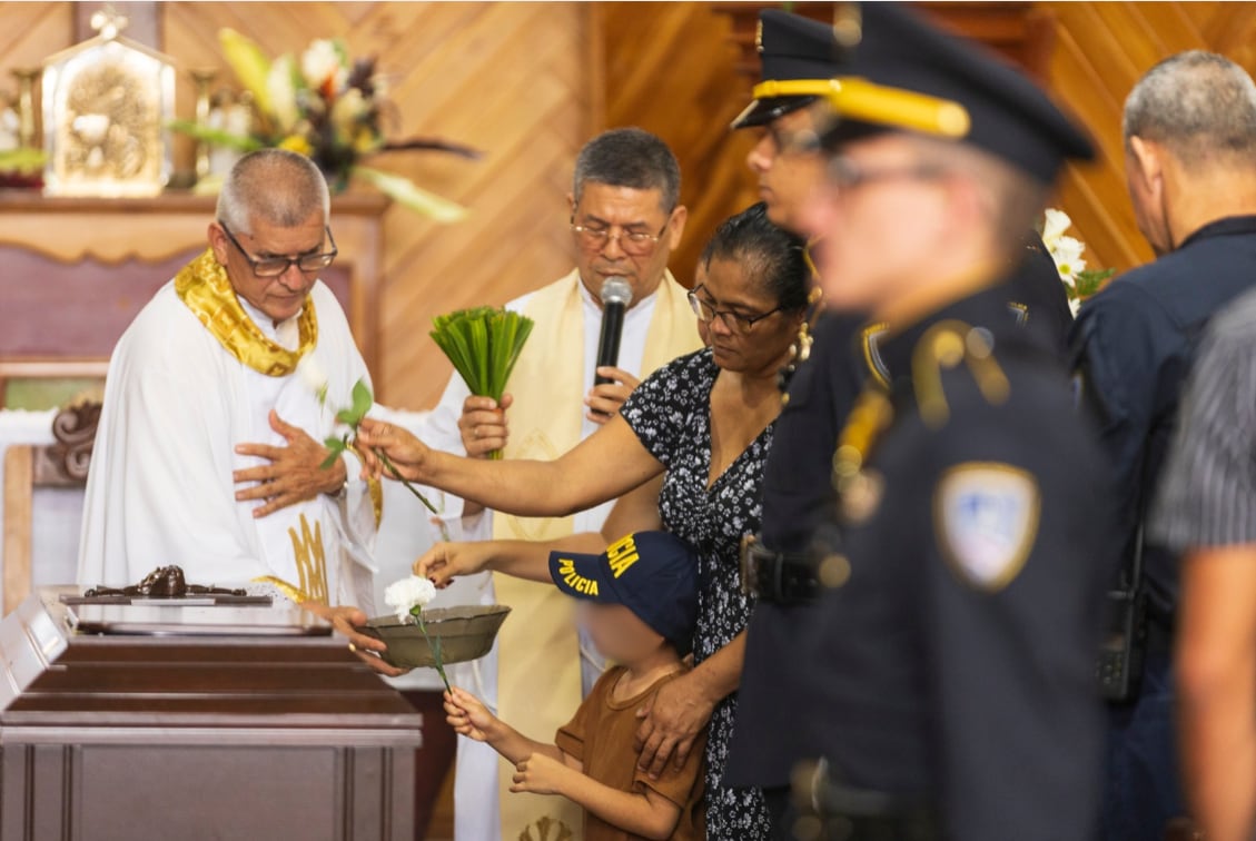 El hijo del oficial Gerson Rosales conmovió a quienes asistieron al funeral