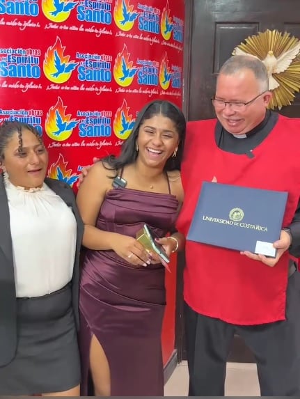 Wendy Osegueda Montalván se graduó como bachiller en Contaduría Pública de la Universidad de Costa Rica (UCR) el pasado viernes 19 de abril y lo primero que hizo tras la graduación fue irse en una pura carrera a la Asociación Obras del Espíritu Santo y regalarle el título al padre Sergio Valverde. En la foto doña Jacqueline Montalván Cruz, la mamá, Wendy junto al padre Sergio.