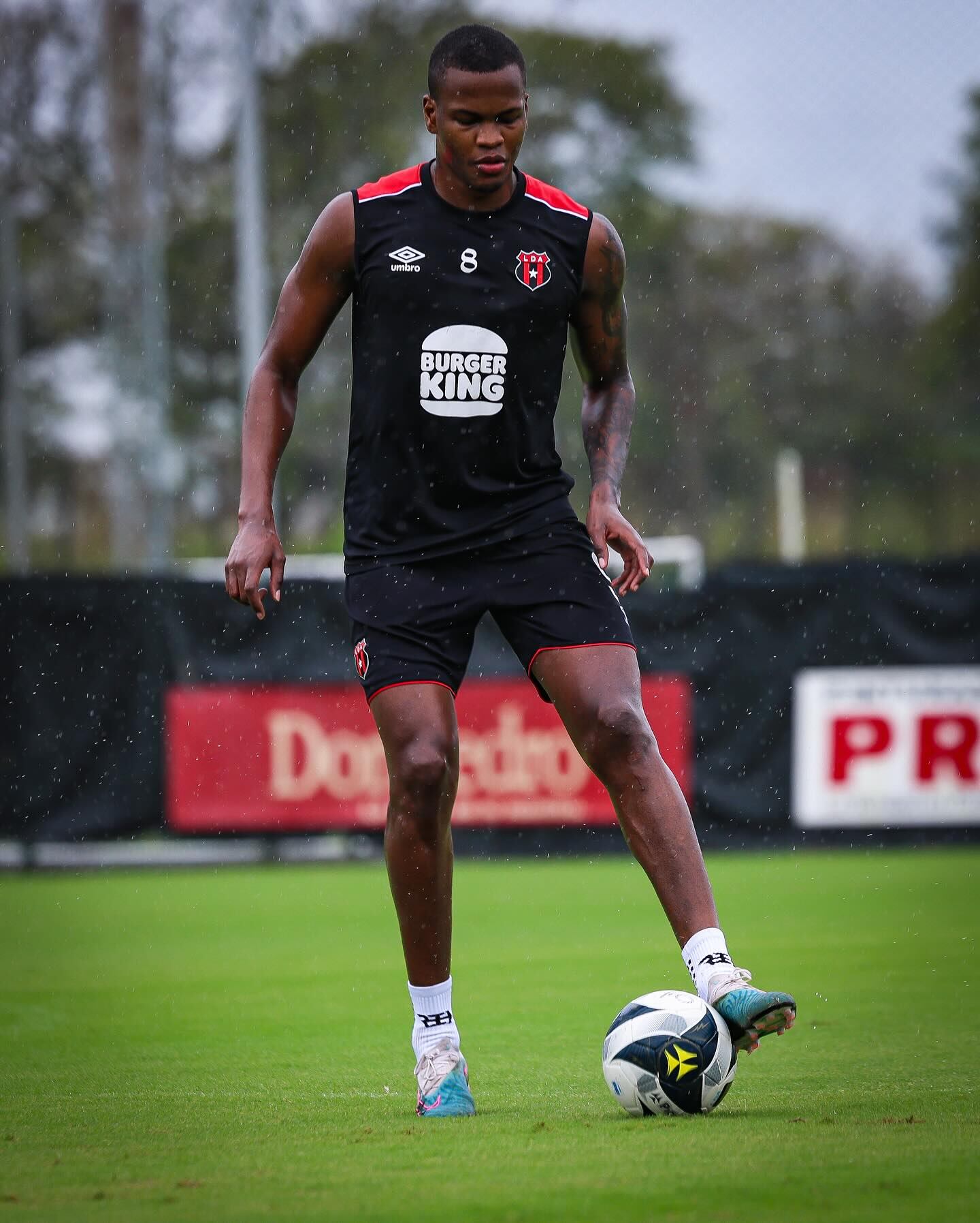 Larry Angulo no jugó contra Santa Ana por prevención.