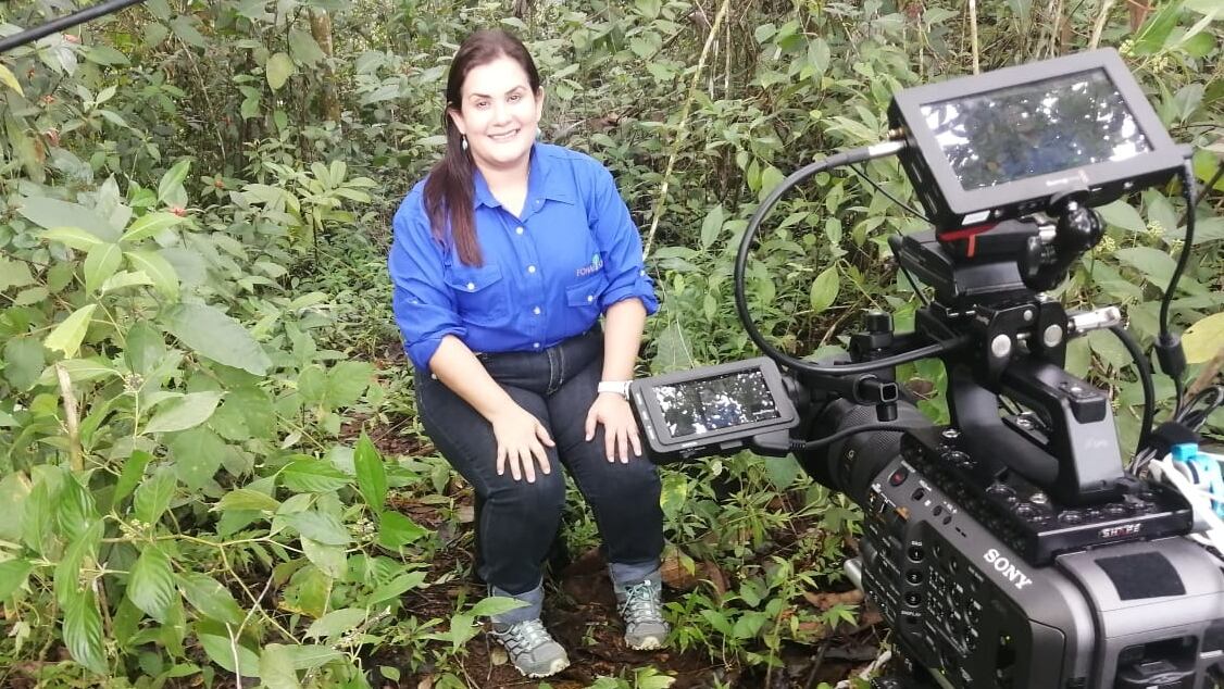 La ingeniera forestal, Gabriela Cabezas Barrientos, y la indígena bribri, Sidey Díaz Mayorga, le explicaron en un video, producido por la BBC de Londres, a la realeza de Inglesa de qué forma cuidamos en nuestro país la naturaleza desde hace 24 años. En la foto, durante la filmación del video en el territorio indígena Cabagra (uno de los cuatro territorios bribris del país, ubicado en Buenos Aires de Puntarenas.