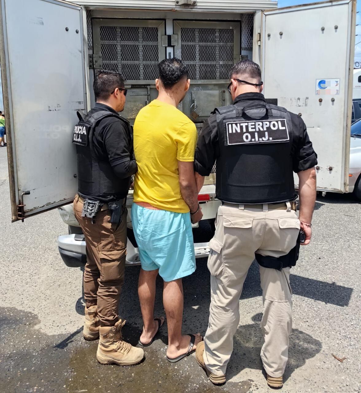 Dos costarricenses de apellidos Gutiérrez, de 42 años y Matarrita, de 24 años fueron extraditados de Panamá por ser requeridos por la justicia costarricense. Foto: OIJ