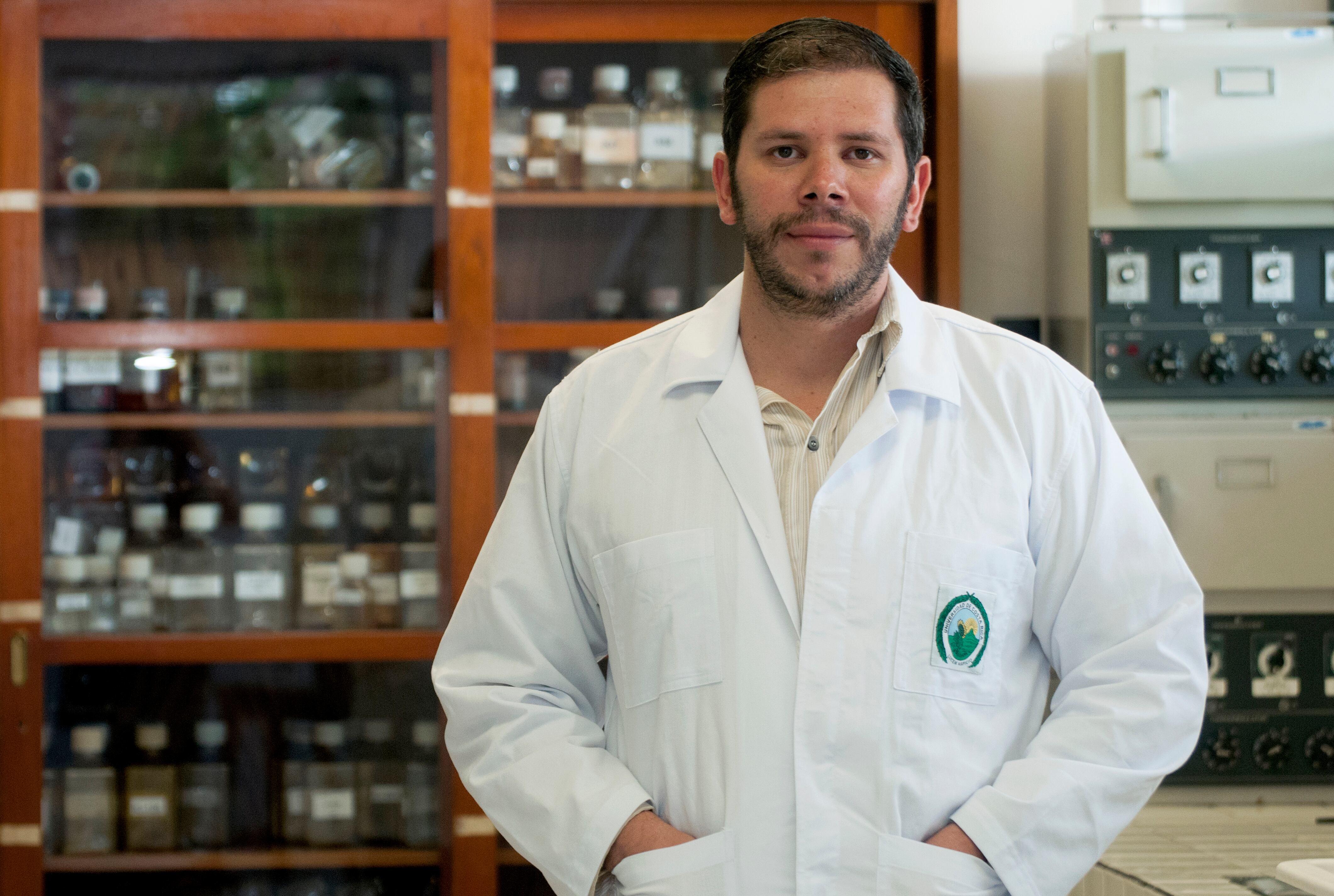 El Dr. Alpízar es el líder del estudio. Este investigador se ha especializado en temas relacionados con la genética y la biología molecular. En el 2010 obtuvo su doctorado en la Universidad de Bergen, Noruega. Entre el 2010 y el 2012 realizó un posdoctorado en el Laboratorio Finsen, del Hospital Universitario de Copenhague, Dinamarca.