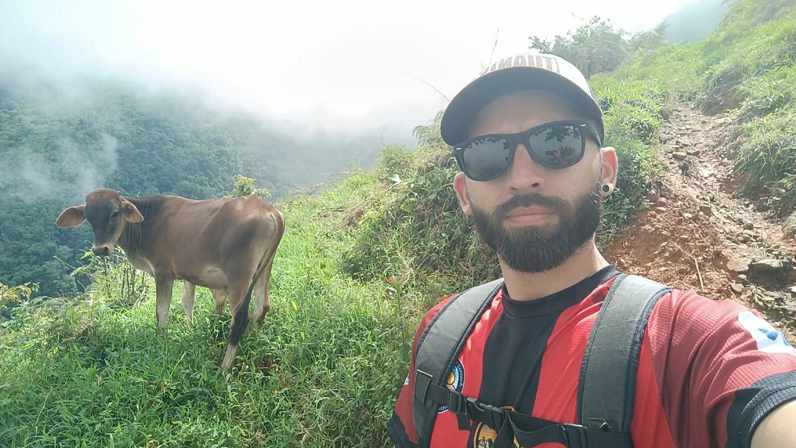 Acostumbrado a “ponerle al trabajo” para contribuir con los gastos de su familia, Leonardo González Espinoza(estudiante del Campus Pérez Zeledón de la UNA) combina sus labores de jardinero en casas y terrenos de San Isidro de El General, con sus estudios de Educación Física.