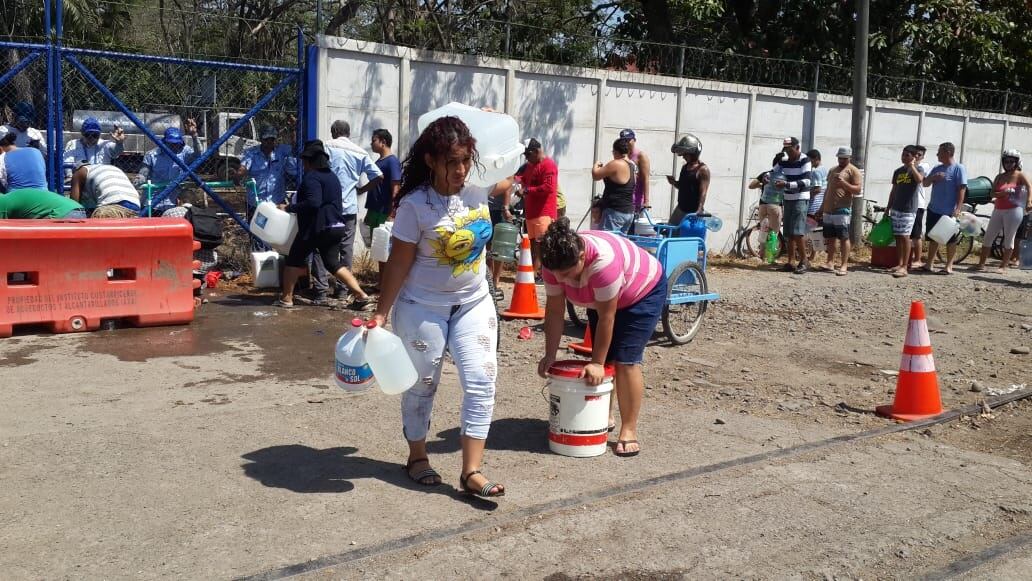 Derrame de hidrocarburos en río Barranca tiene a 60 mil personas sin agua. Andrés Garita.
