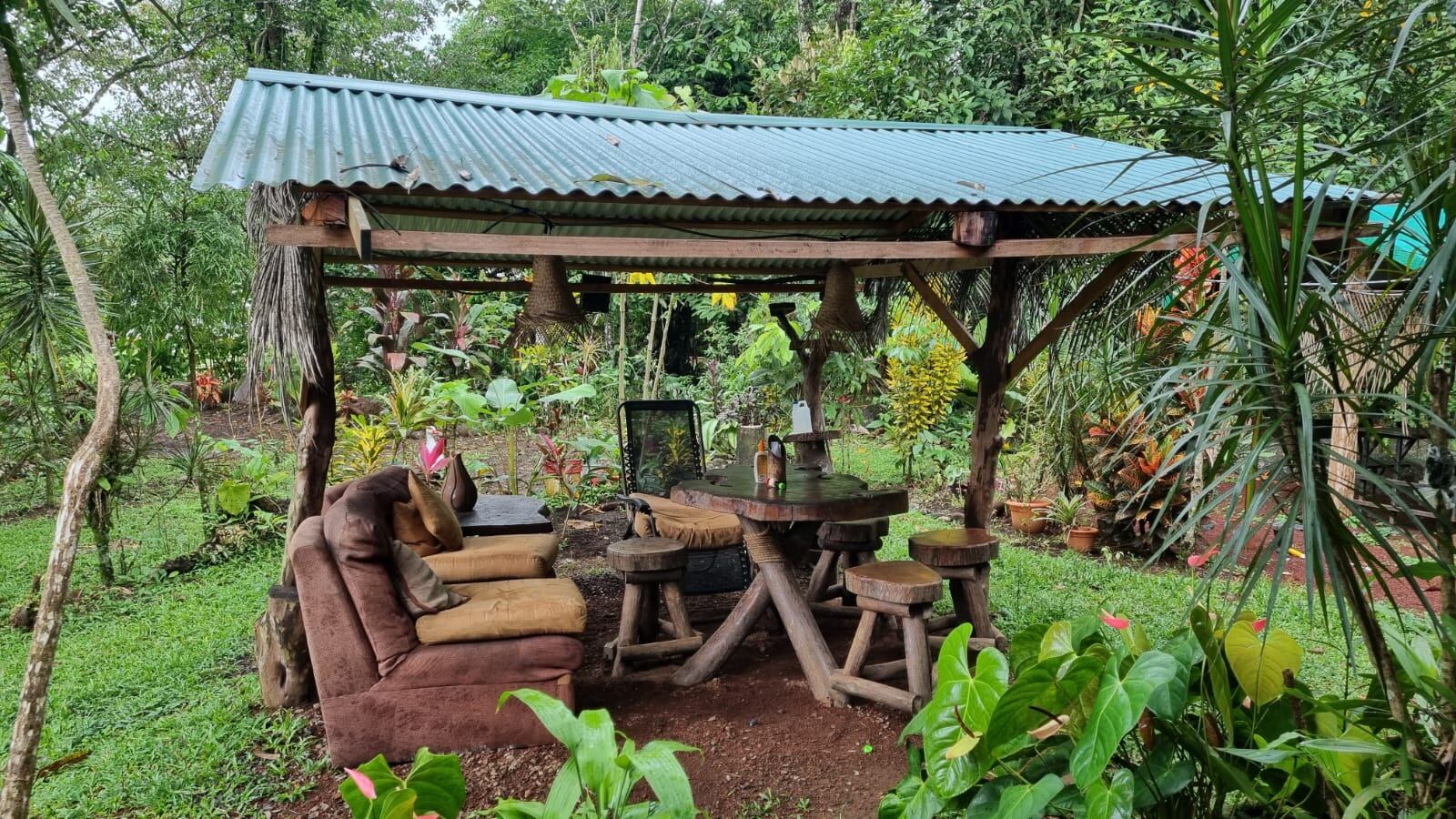 En los puntos de su finca donde halló partes del meteorito, don Ruddy levantó ranchos rústicos para que las familias que llegan conozcan el entorno donde cayeron rocas extraterrestres. Foto: Edgar Chinchilla.
