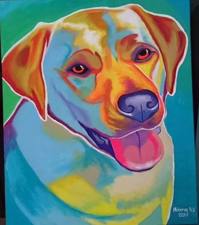 Minerva Hernández dona cuadros a fundaciones que ayudan a perros. Salvó la vida de Mila.