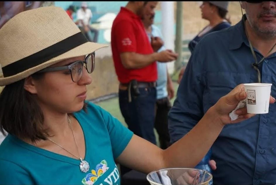 Ana Beatriz León Fallas aprendió desde niña el valor del trabajo entre las matas de café y, años después, ese mismo aprendizaje la impulsó a vencer sus miedos y ganar la Copa Lelit-Barista en Casa.