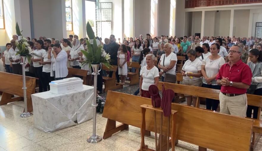 Decenas de personas acompañaron a los papás de Isabella del Milagro en su funeral.