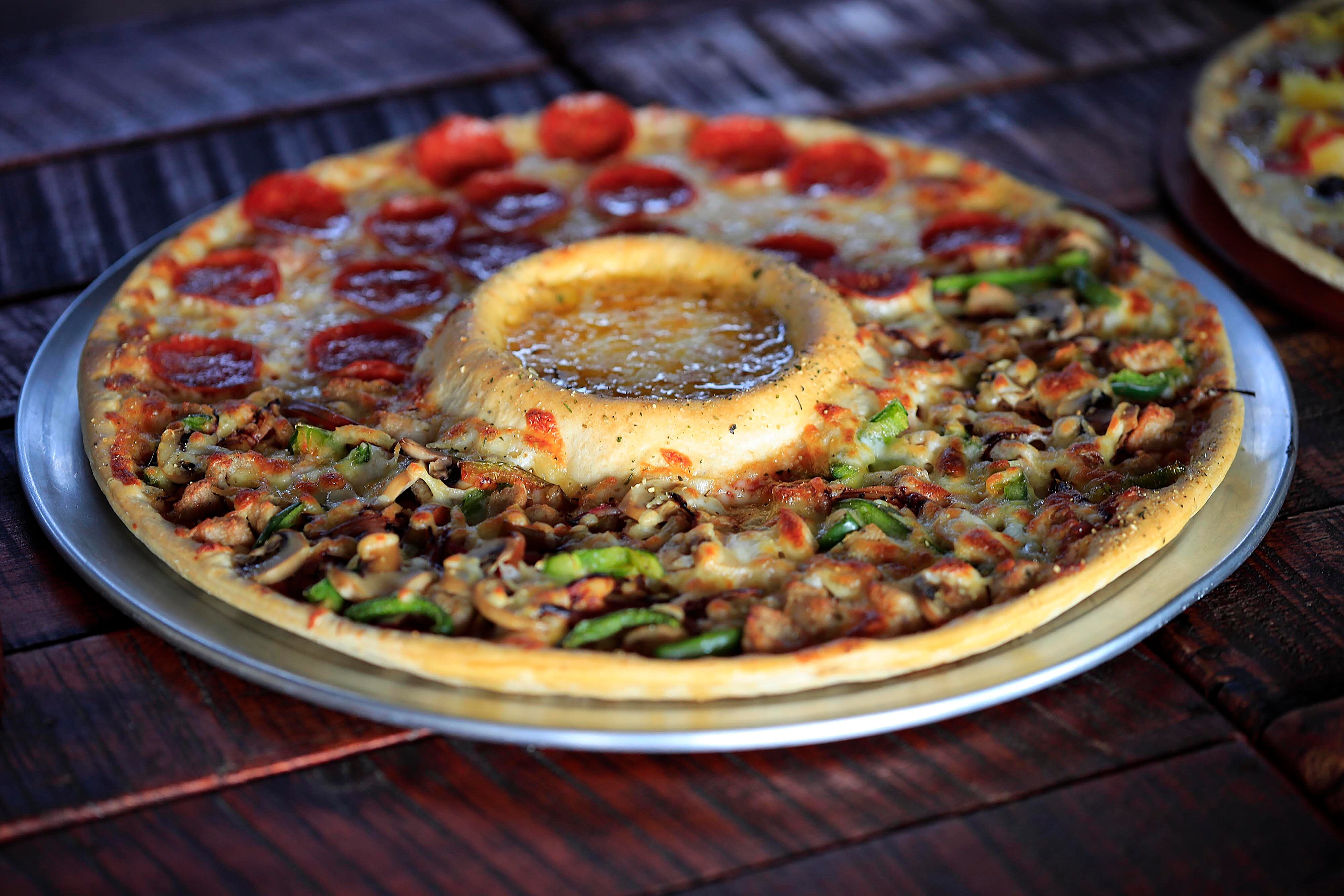 26/01/2023     Taras de Cartago. Monquis Pizza se luce con el exquisito sabor de sus pizzas tradicionales, pero sobre todo con las auténticas y exclusivas pizzas dulces, hechas a base de frutas tradicionales como banano, fresa, piña, arandanos y toppings de nutella y leche condensada. Foto: Rafael Pacheco Granados