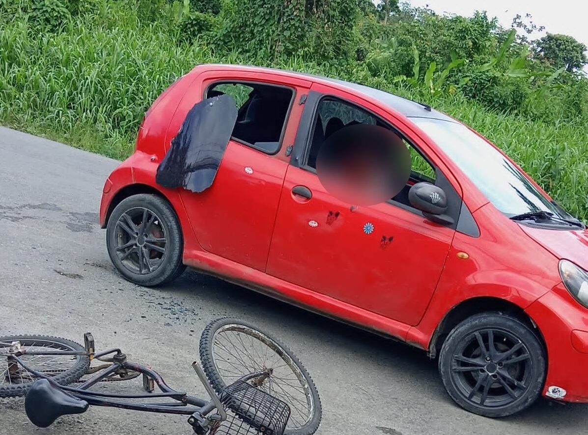 Mora se encontraba en este carro junto a una mujer cuando fue atacado. Foto cortesía.