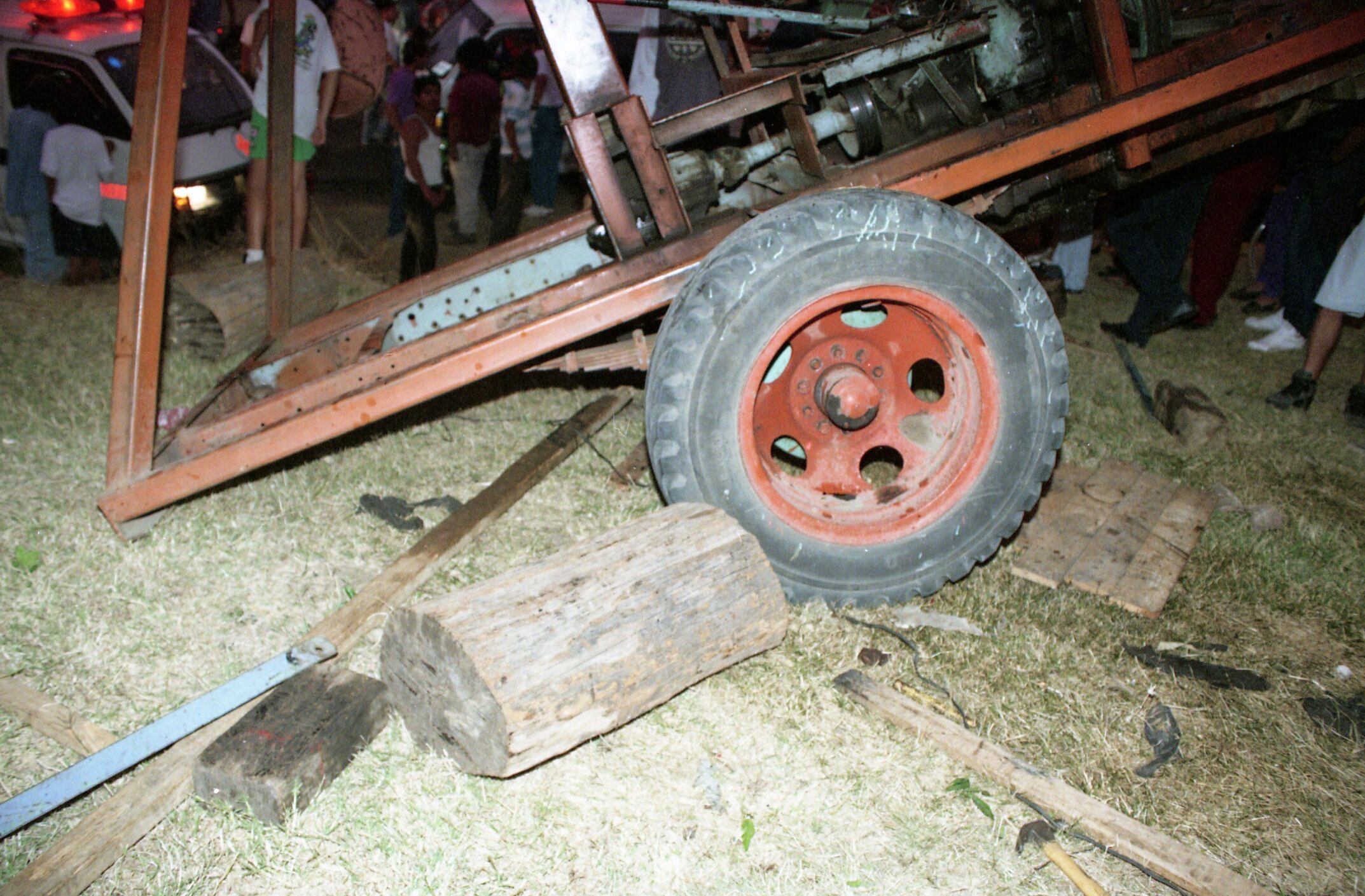 En abril de 1997 once menores de edad resultaron heridos por una falle en el juego mecánico de las sillas voladoras, esto durante un turno en San Miguel de Santo Domingo de Heredia. Foto Archivo.