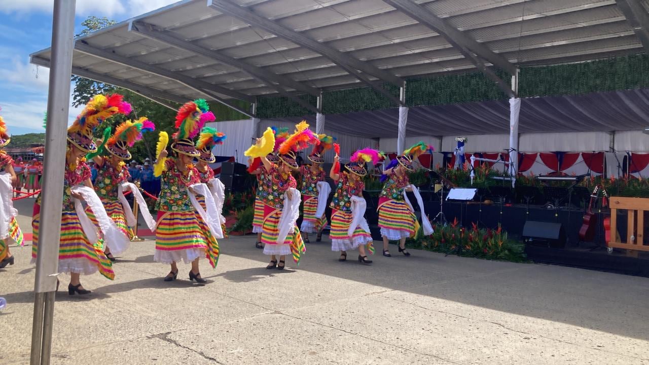 Estudiantes nicaragüenses dan la apertura a la “Revista Cultural”. en el acto de recibimiento de la antorcha en Peñas Blancas.