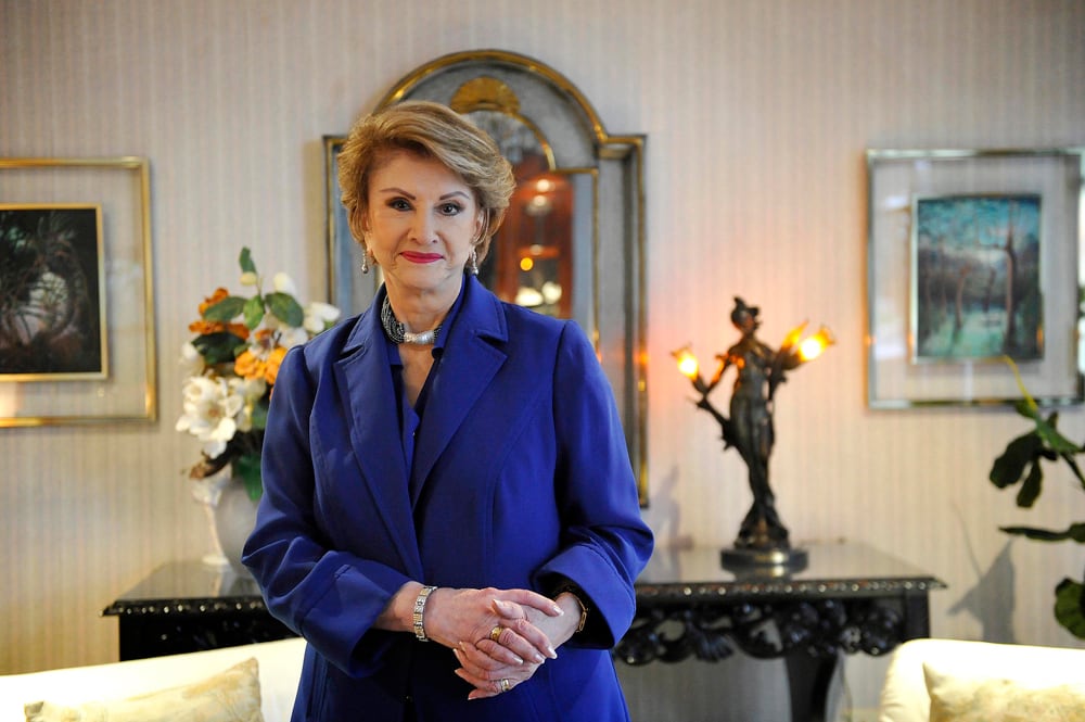 Tía Florita posando, usa un traje de color azul.