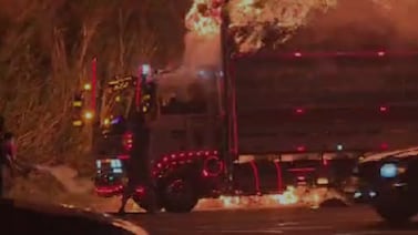De película: tráiler se incendia, pierde los frenos y desata pánico en Escazú