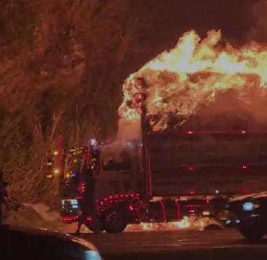 Un camión se encendió en llamas la noche de este lunes en Escazú.