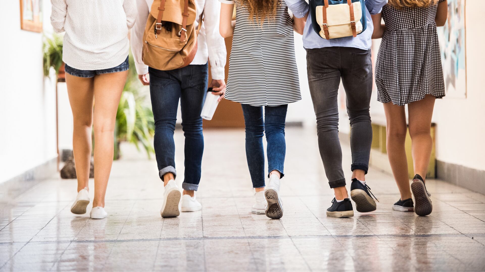 Colegiales caminando