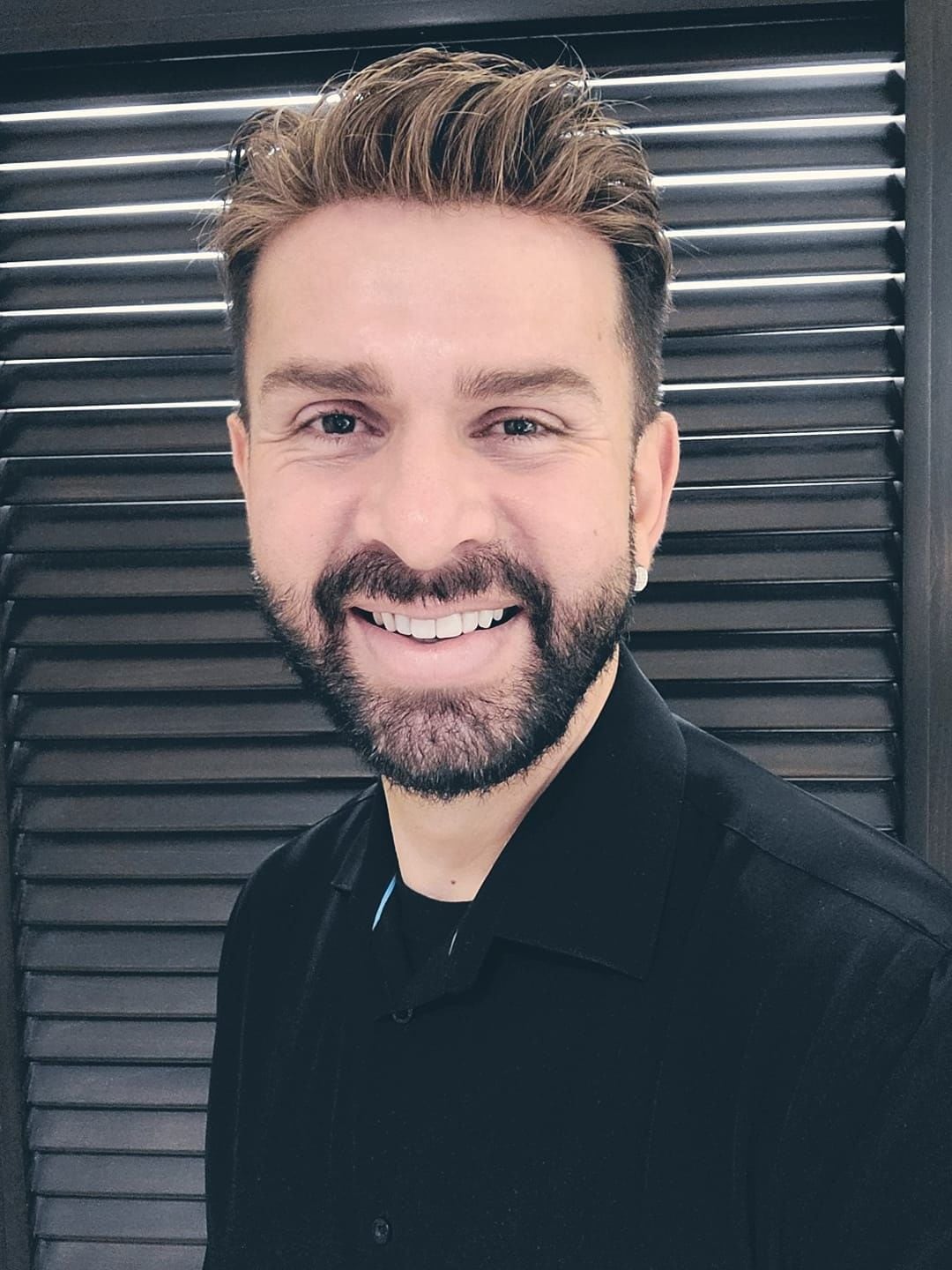 Víctor Carvajal ahora luce bien distinto con barba y candado. Instagram