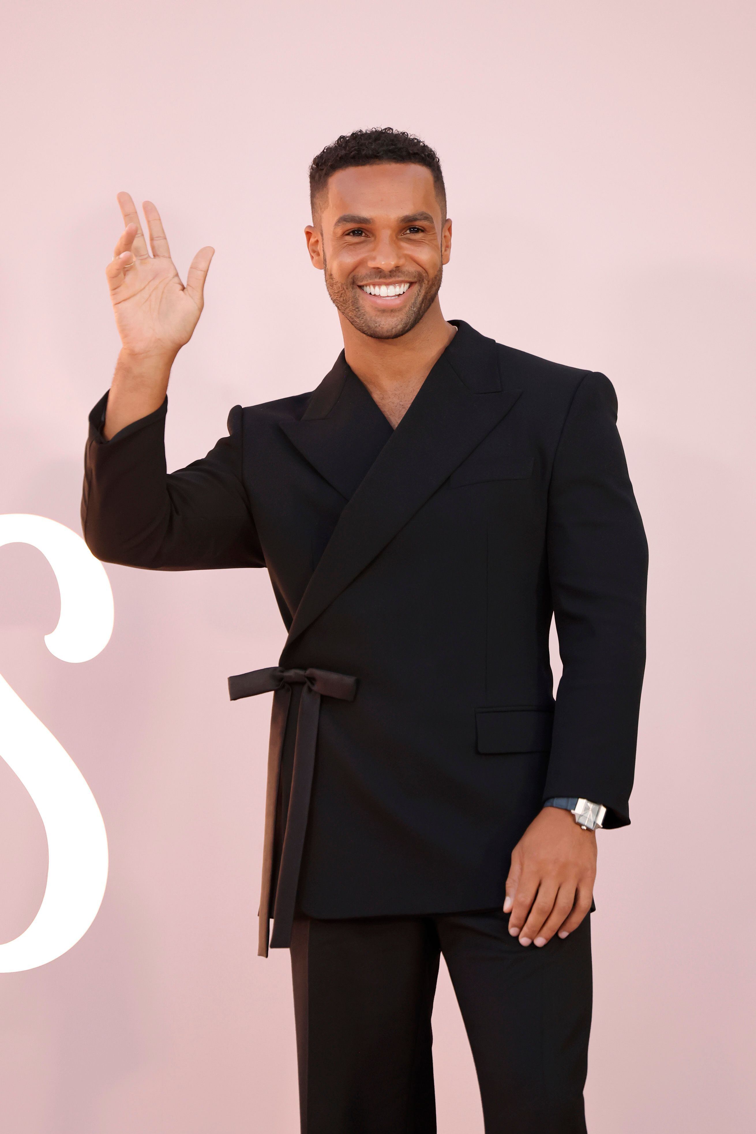 Lucien Laviscount actor de Emily en París