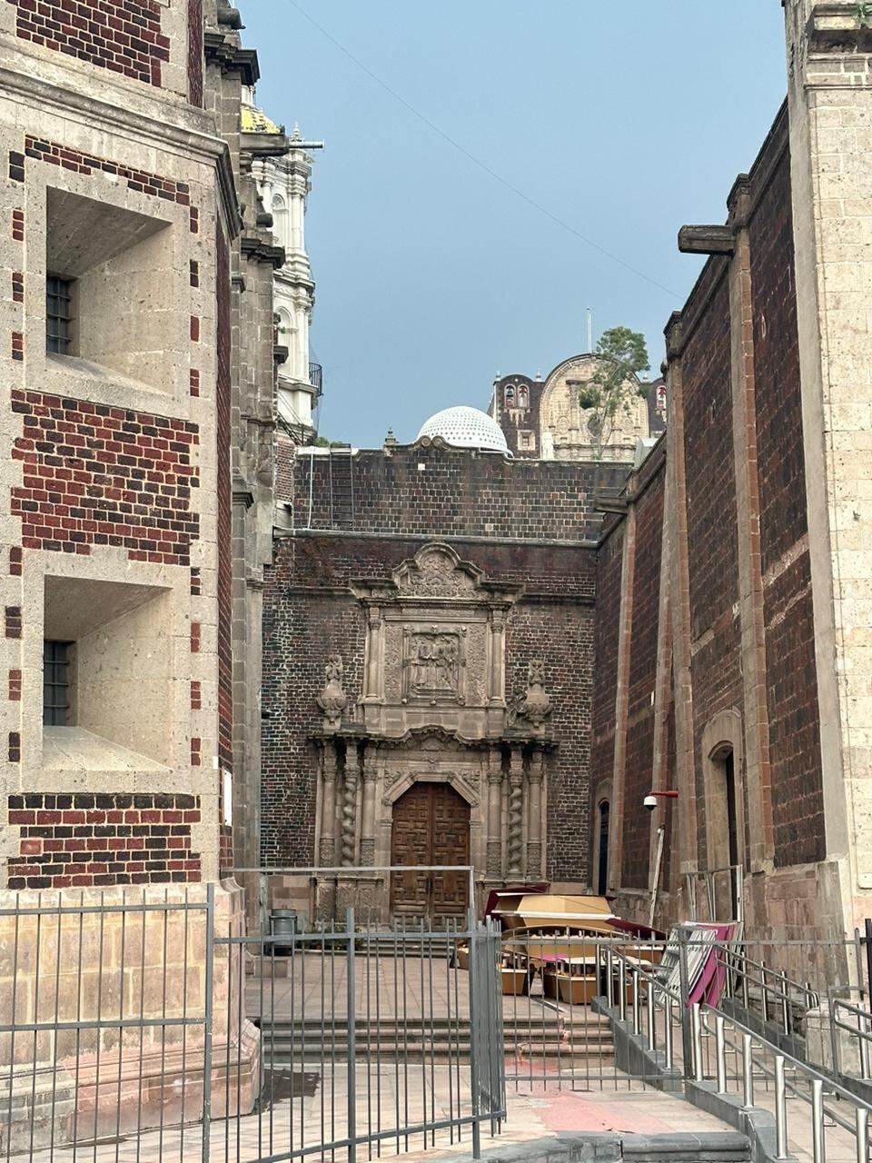 Esta otra estructura, que está entre dos iglesias, también es una buena forma de demostrar cómo se van hundiendo de lado los edificios.