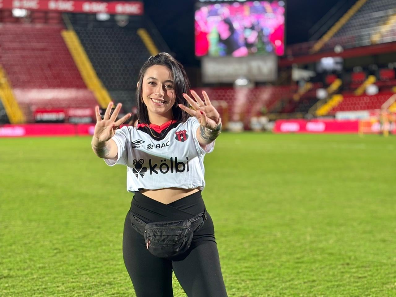 Irina Bermúdez hace contenido sobre Alajuelense en Instagram y TikTok