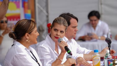 (Video) Sacerdote sorprendió al decirle a la presidenta Laura Fernández lo que pocos se atreven