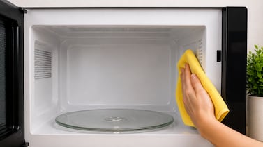 ¿Le da pereza limpiar el microondas? Conozca un truco que elimina la grasa sin tener que restregar