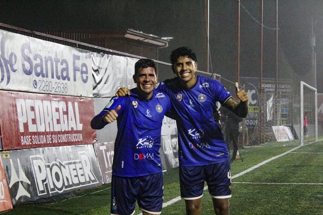 Johnny Acosta sigue en el fútbol y ahora juega con su hijo Kevin. Instagram Johnny Acosta.