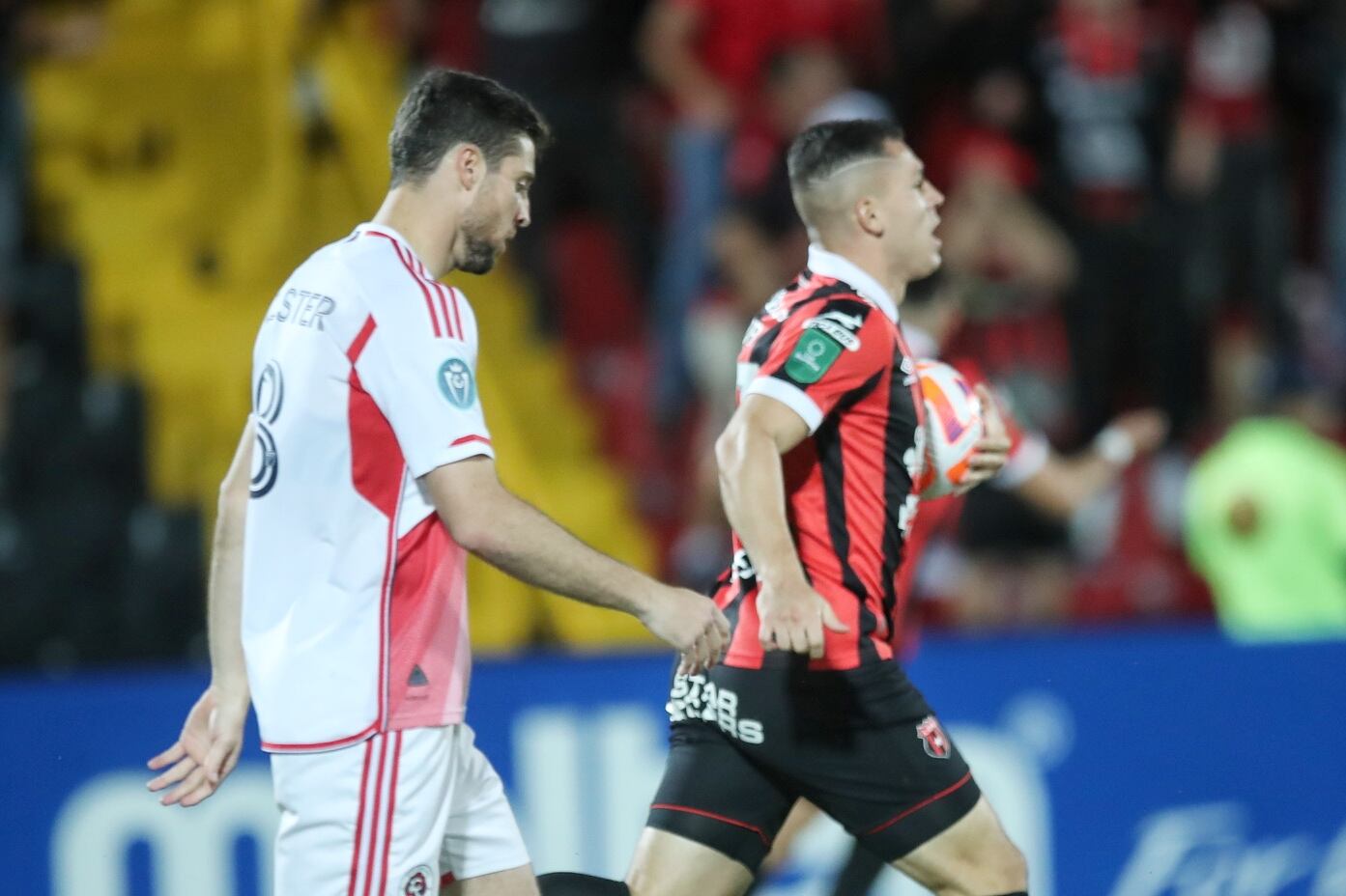 12/03/2024/ juego de vuelta entre Liga Deportiva Alajuelense vs New England Revolution por la CONCACAF Champions Cup en el estadio Alejandro Morera Soto donde el técnico Alexandre Guimarães vuelve al fútbol de Costa Rica dirigiendo a la Liga / Foto John Durán