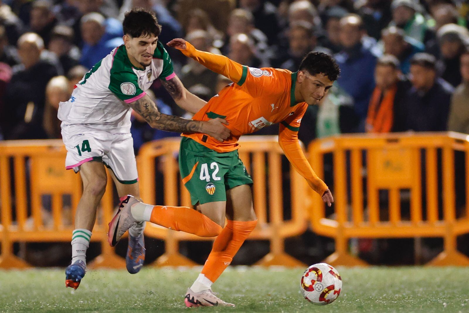 Warren Madrigal debutó con el Valencia de España y generó buenos comentarios. Foto: EFE
