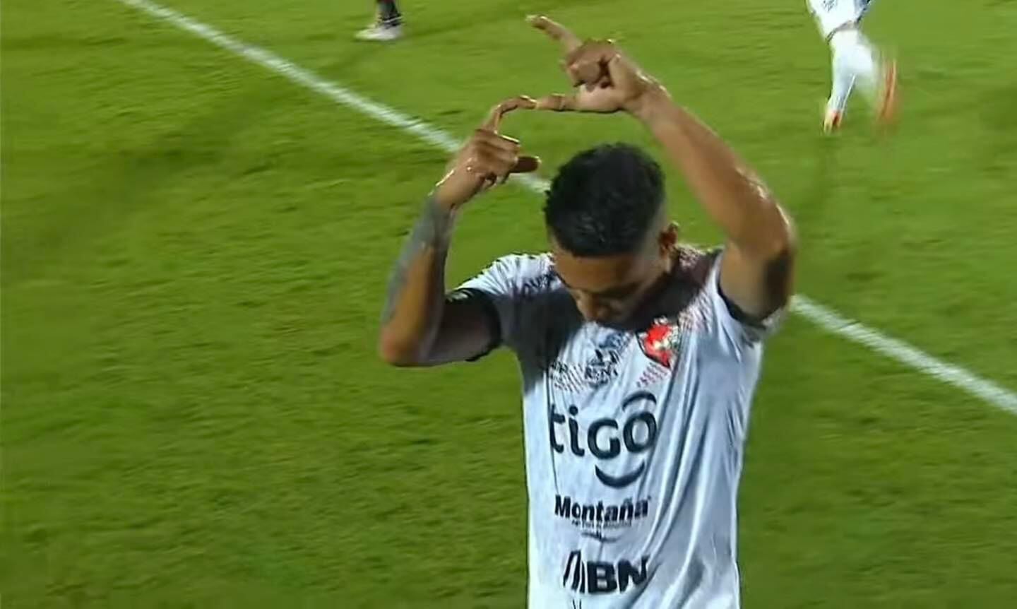 Jossimar Pemberton realizó un gesto que no le gustó a muchos aficionados de Alajuelense. Foto: X