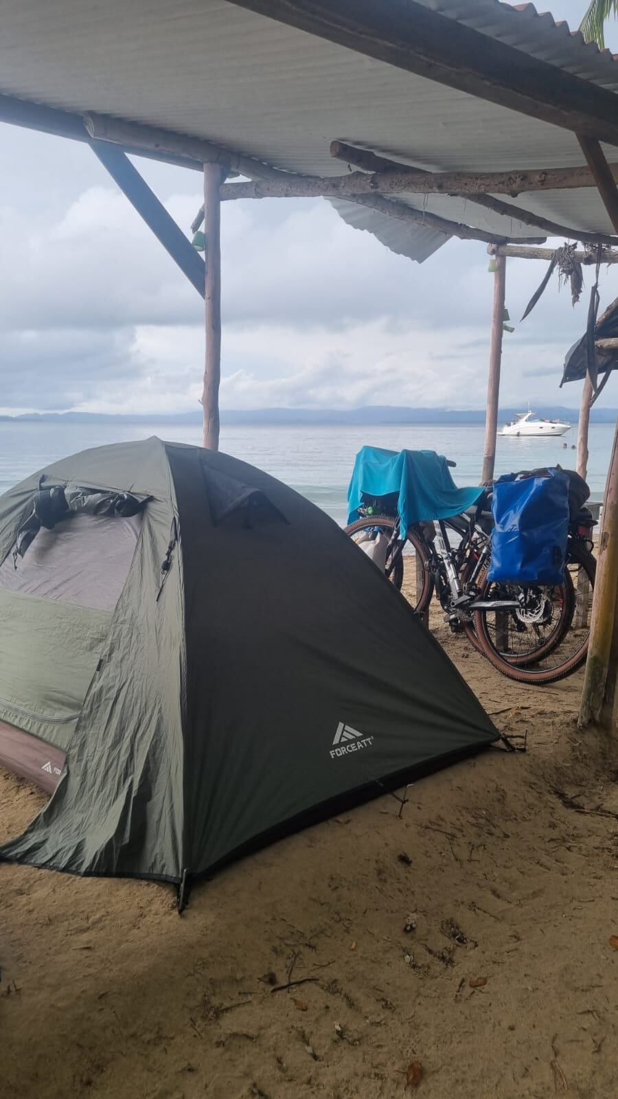 Melissa Cambronero y Carolina Rosales, de 33 y 34 años respectivamente, son dos guapileñas que, junto a su perrita Chiky, viajan en bicicleta de Guápiles a la Patagonia, salieron en agosto del 2024