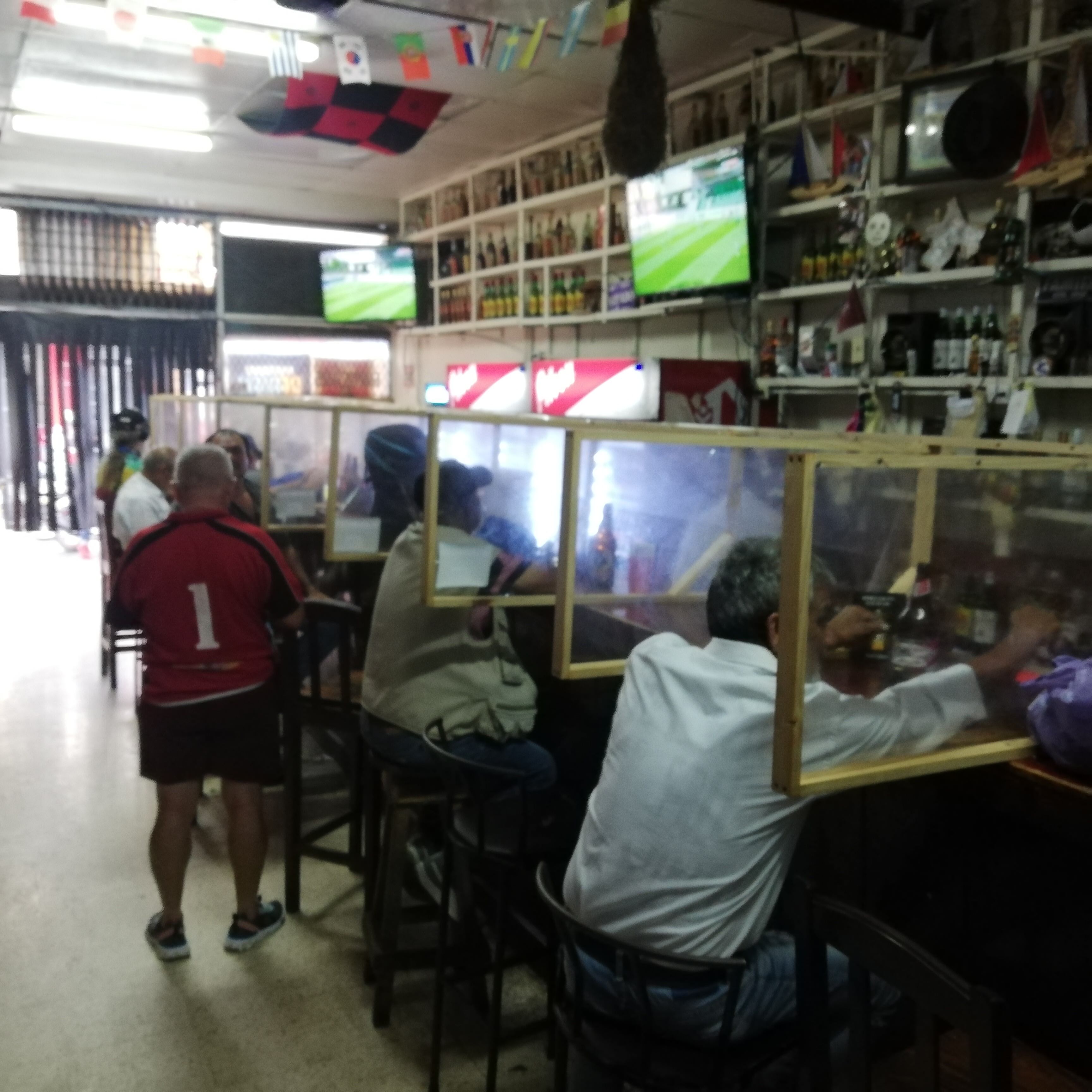 La Teja volvió, un año después de la reapertura de los bares al bar Milano, propiedad de don José Alexis Mora, para ver cómo la vivió en el último año en medio de la pandemia, la restricción vehicular sanitaria y los protocolos higiénicos