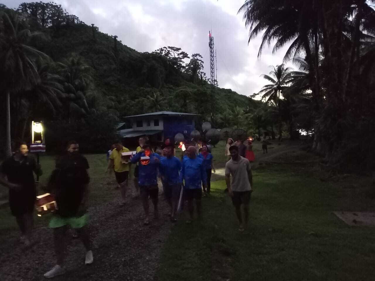 Aunque no fue muy grande, el desfile de faroles en la Isla del Coco tuvo un significado muy especial para sus habitantes. Foto: Olger Soto Castro.