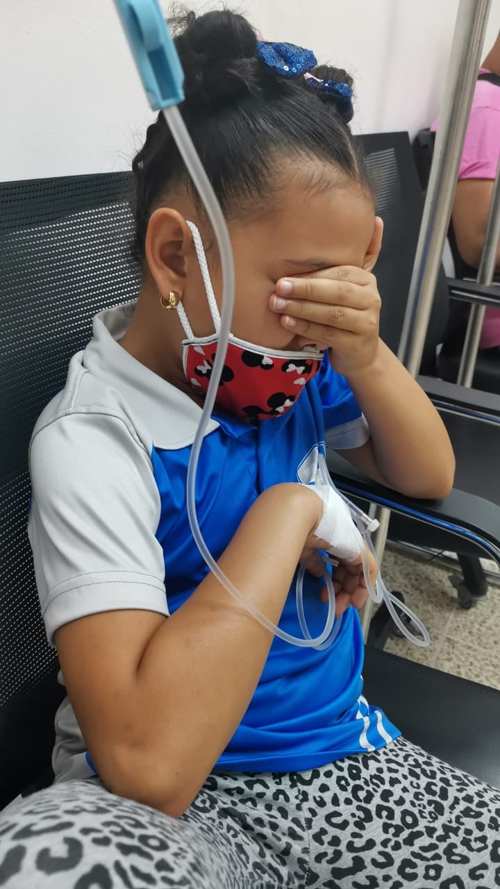 Mahischa Hernández pasó de vivir entre hospitales y cirugías a convertirse en una de las jóvenes promesas de los barriles en Costa Rica junto a su yegua Mariposa