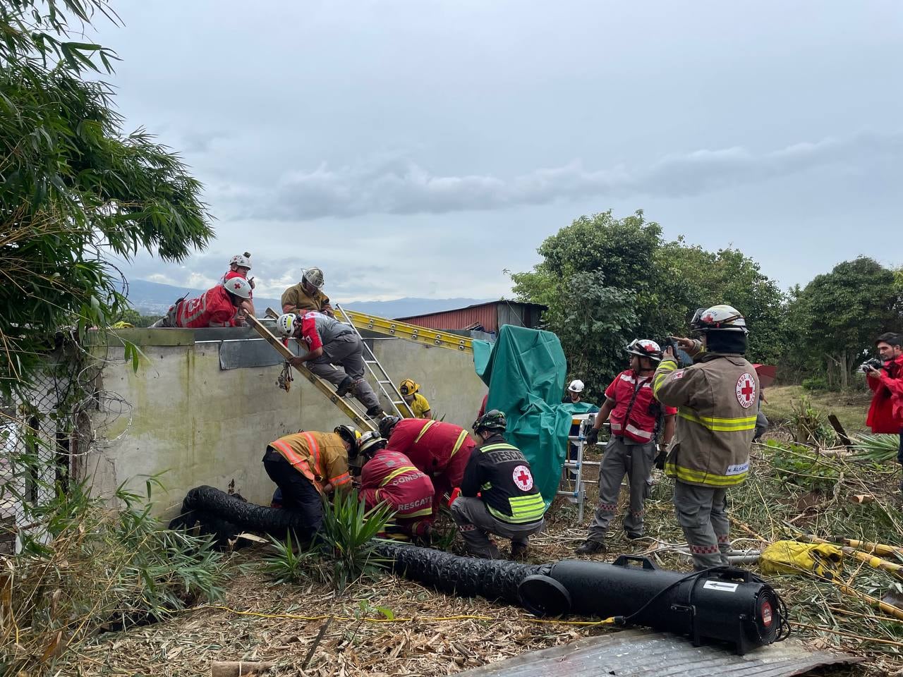 El hombre pasó 80 minutos sepultado desde el cuello hasta los pies. Foto Cruz Roja.