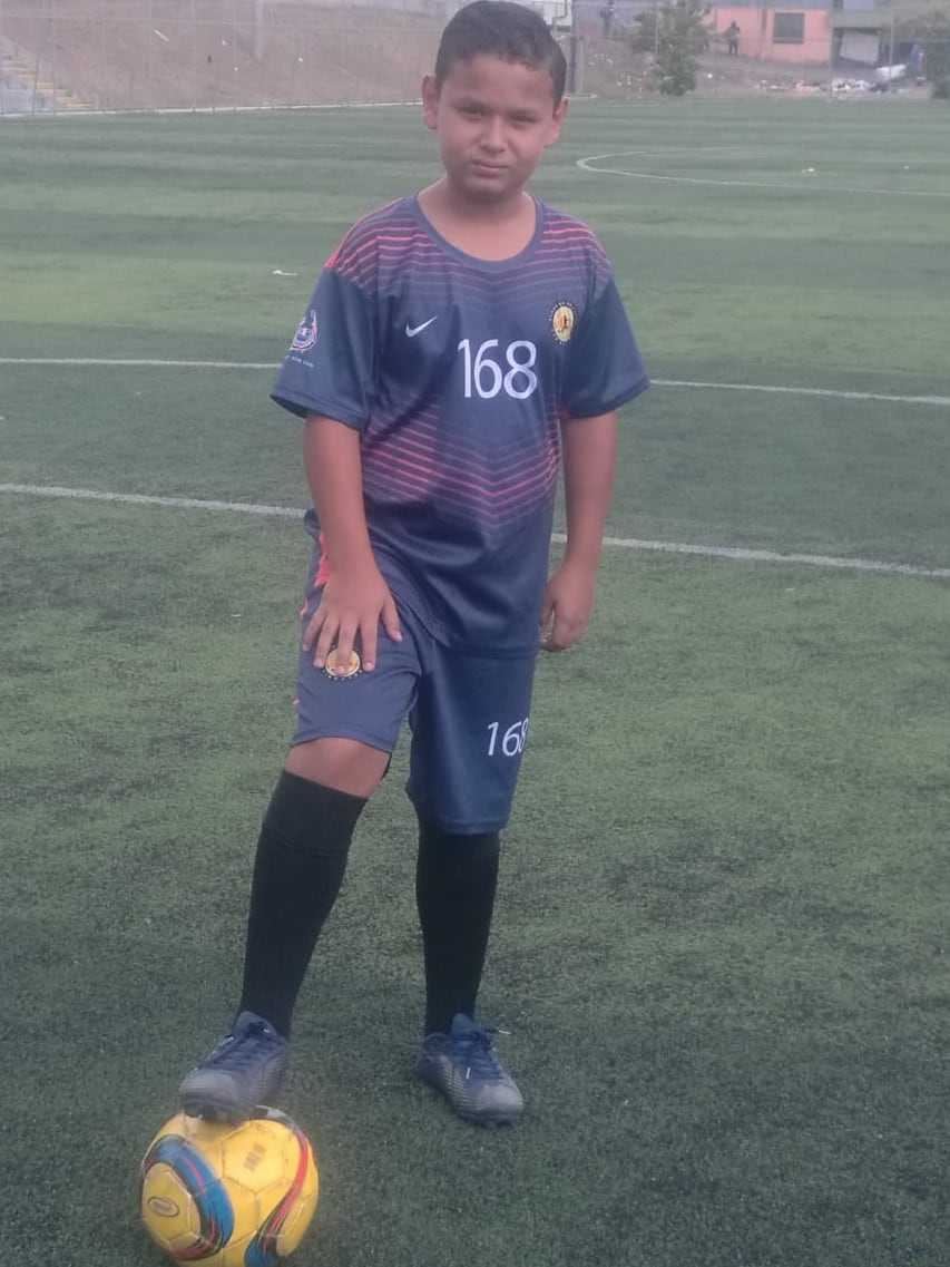 El defensa central titular del AF Tirrases, Ethan Ceciliano Chacón, está en sexto grado de la escuela Centroamérica de Tirrases y le tocó hacer este 17 de abril la Prueba Nacional Estandarizada Diagnóstica del ministerio de Educación Pública (MEP)