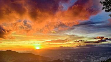 Disfrute desde ahora de un hermoso atardecer decembrino en el Mirador La Ventolera