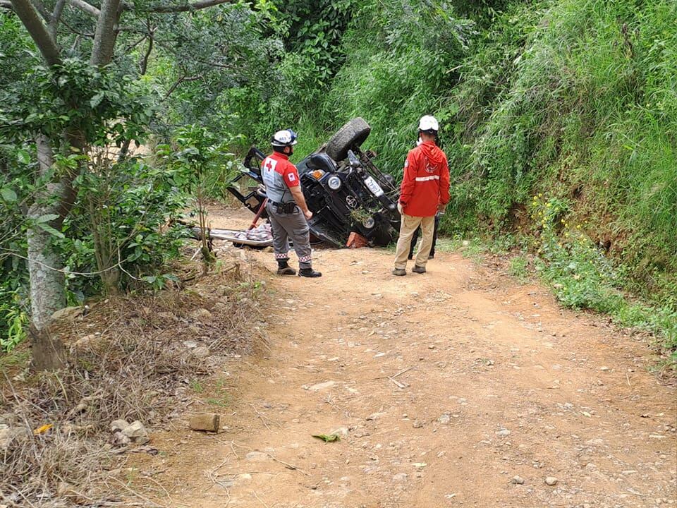 El carro quedó completamente despedazado. Foto Rescate Urbano.