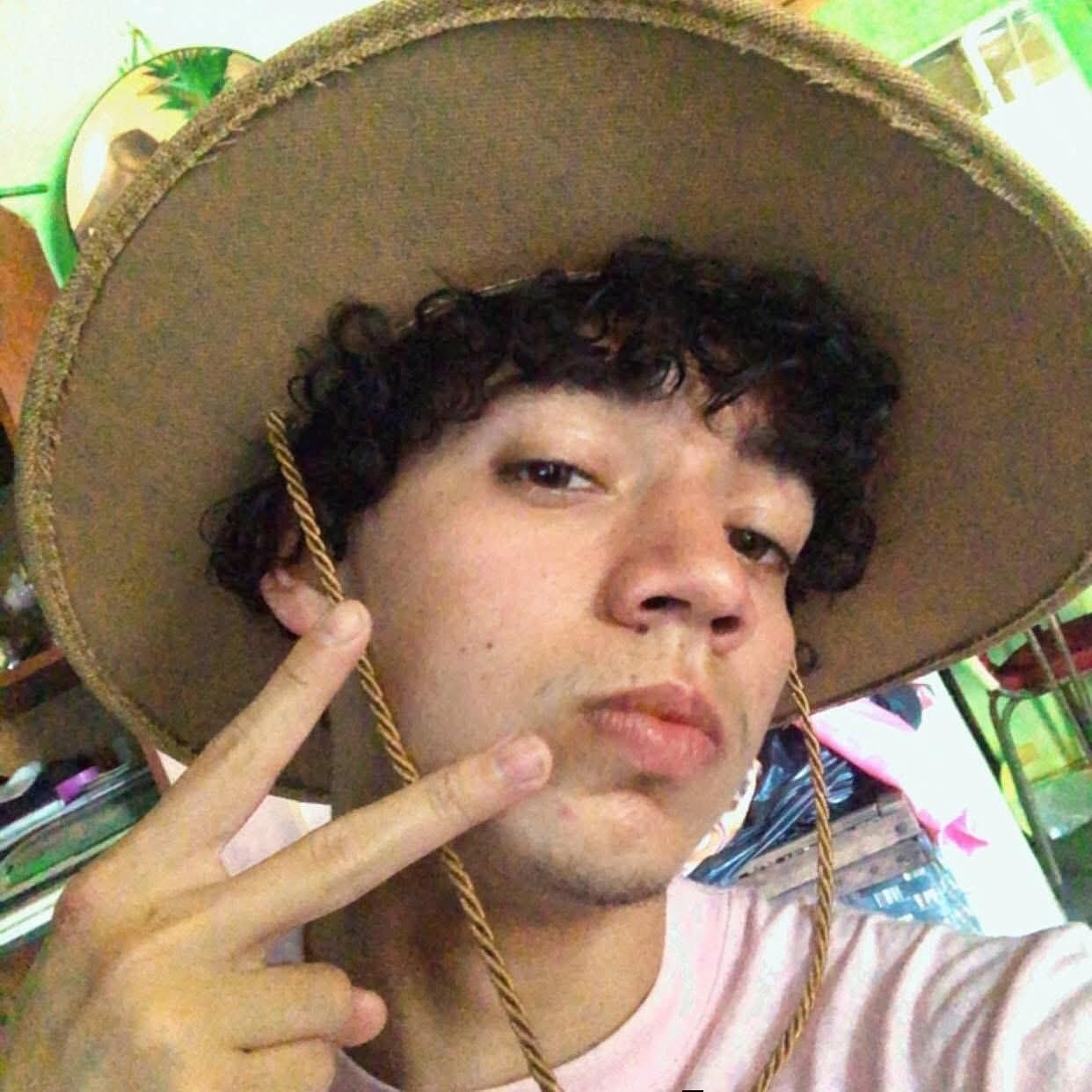 Kenner Altamirano, de 23 años, es el joven que murió al sufrir quemaduras en el rostro cuando trabajaba en un local de comidas de sushi en Alajuela. Foto: Primerísima Nicaragua