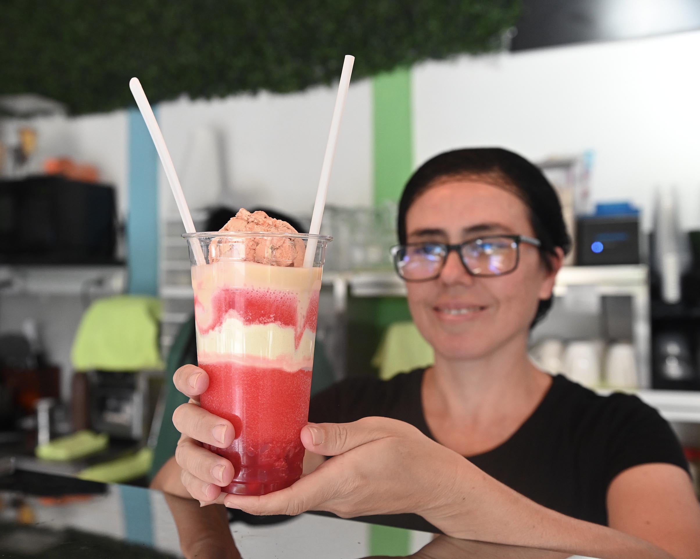 21 de julio del 2025. Visita a la Heladería Mimos ubicada en San Lorenzo de Heredia. Nota de la Teja sobre lugares para visitar.  Mimos ofrece variedad de helados, ensaladas de frutas, crepas, además de café y repostería. En la foto: Entrevista a la dueña de la heladería y fotos generales de las instalaciones y tipos de helados.