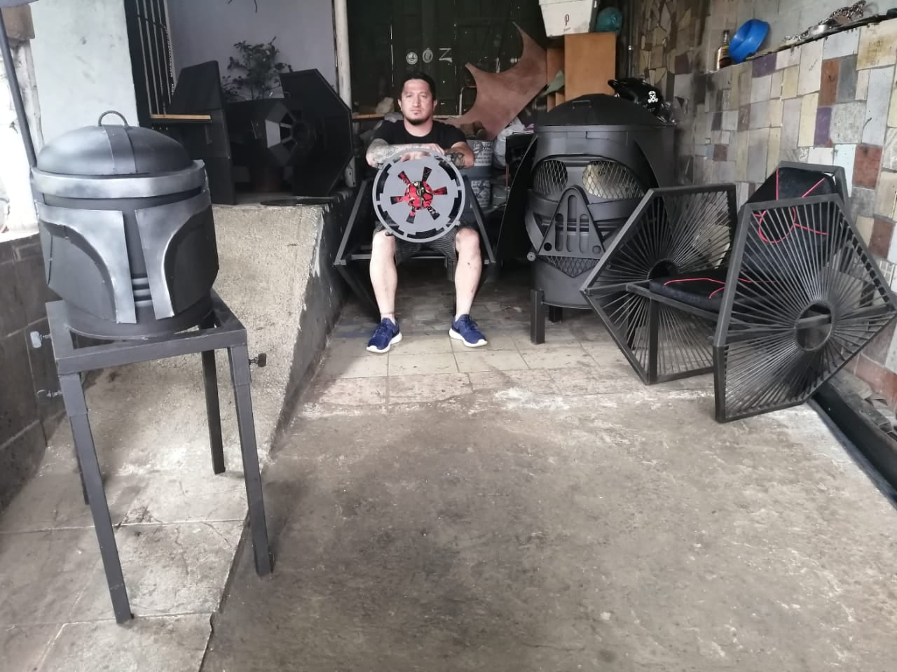 Isaac Amador López, un domingueño del barrio Los Ángeles y de 45 años, se ha encargado de darle vida a este tipo especial de parrillas de otra galaxia