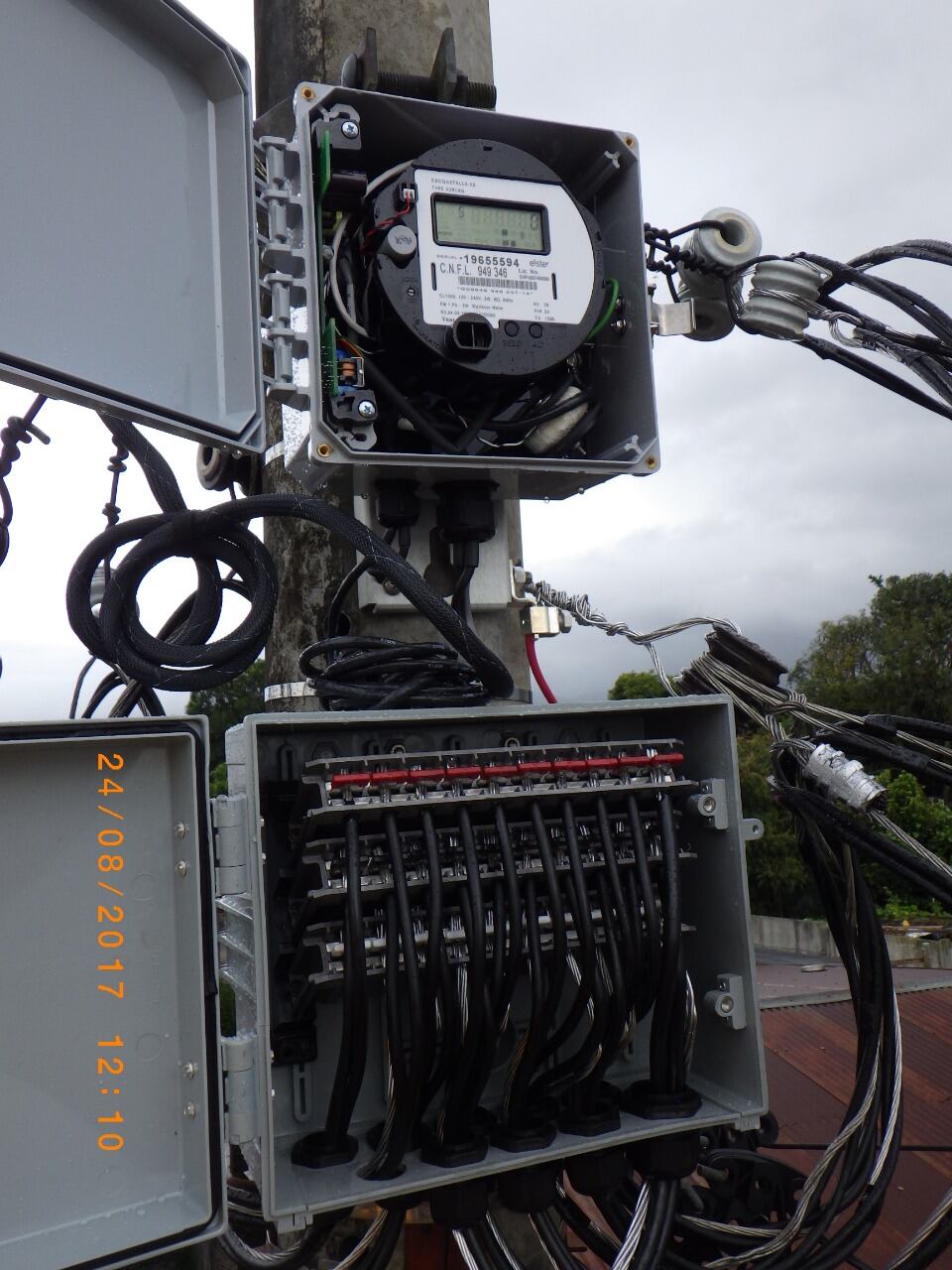 Parece que aquellos vivillos que se pegan directamente a los cables eléctricos en los postes de luz de la Compañía Nacional de Fuerza y Luz (CNFL) para robar energía tiene sus días contados con la llegada de un nuevo sistema que blinda completamente los cables