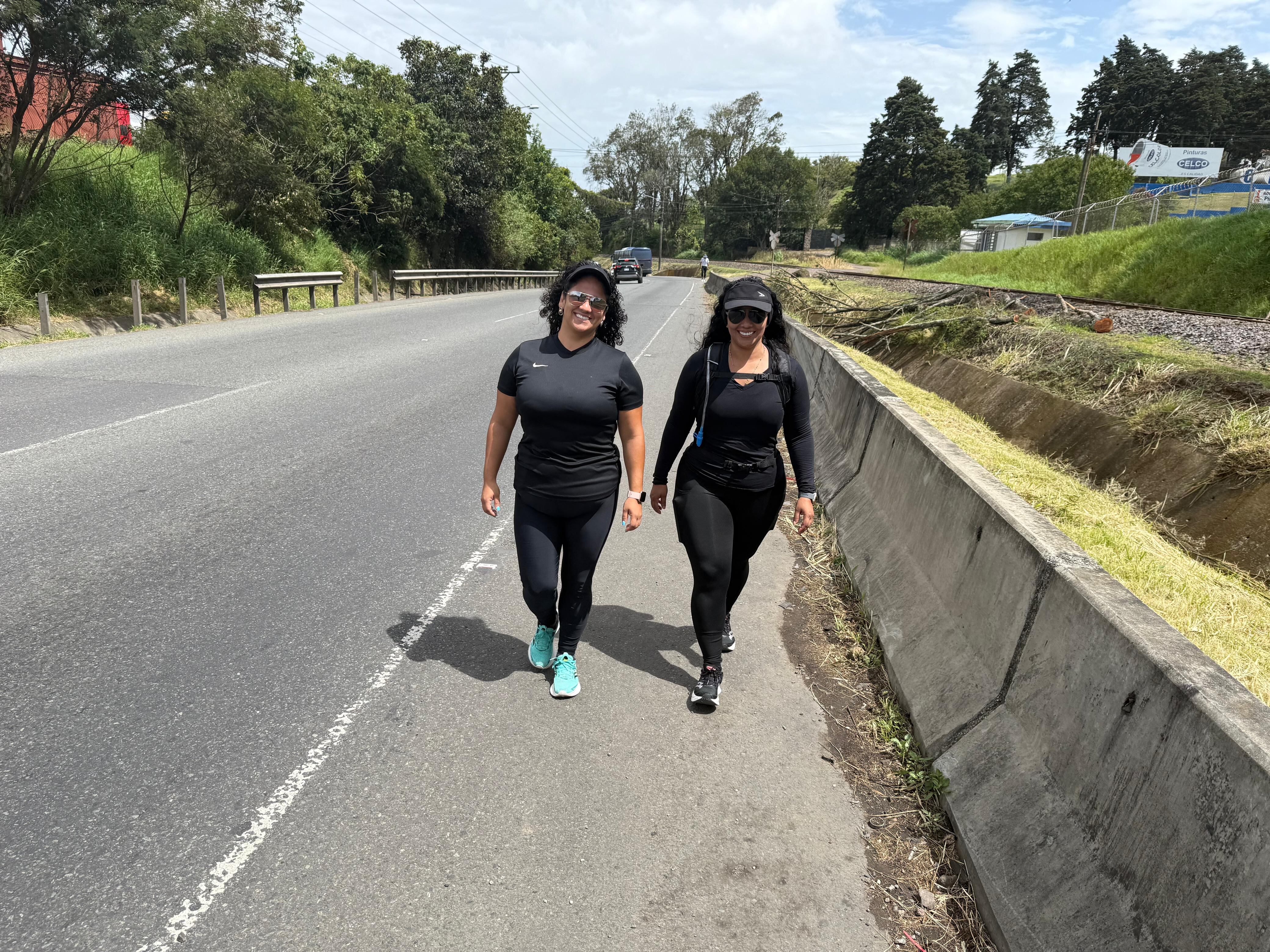 El domingo 20 de julio del 2025 los romeros comenzaron a llegarle a  la Negrita de Cartago. En la foto, Yoselin y Diana Retana, dos hermanas educadoras que hicieron la romería el 20 de julio.