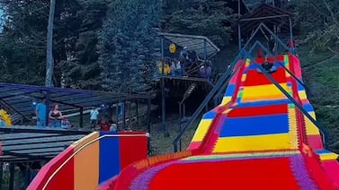 Mujer murió tras caer de una atracción en parque turístico y su familia exige respuestas