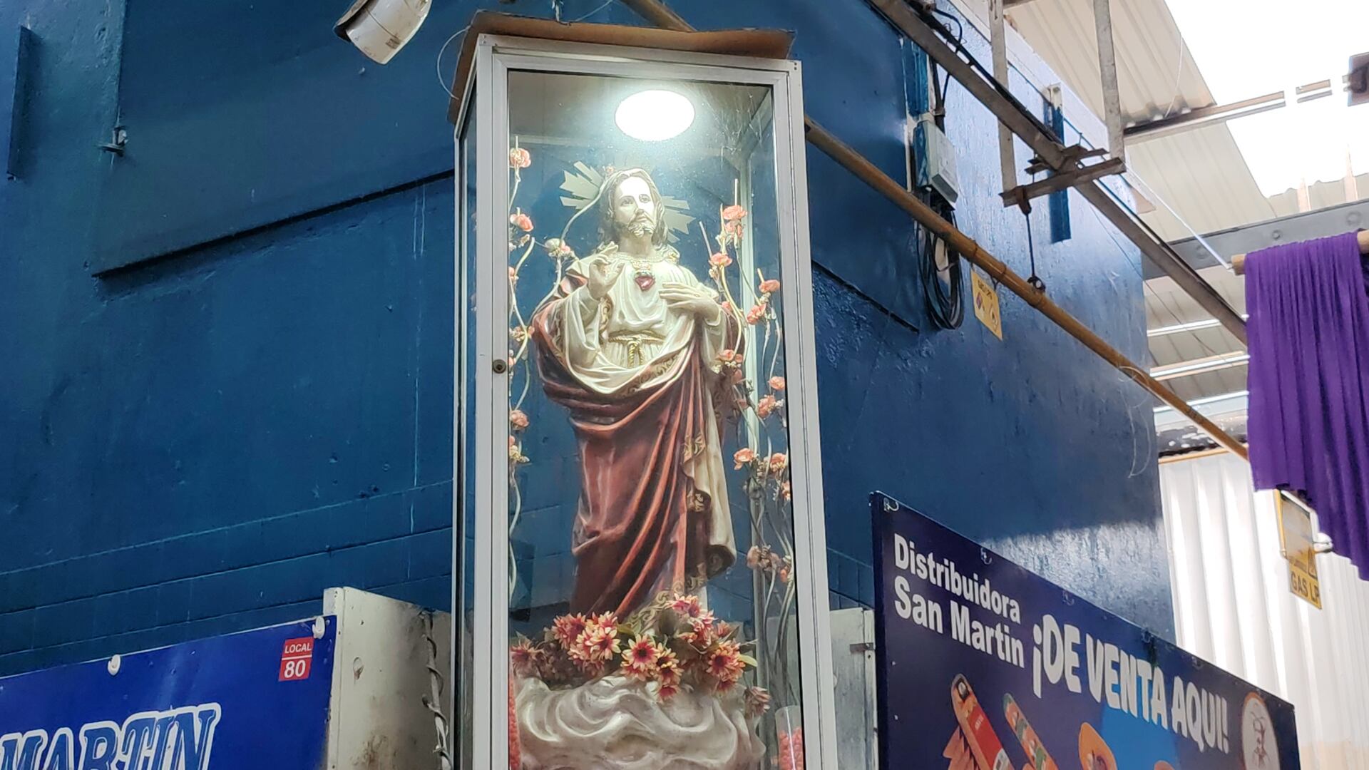 Ricardo Brenes Aguilar tiene 23 años de chinear la imagen del Sagrado Corazón de Jesús en el mercado de Cartago
