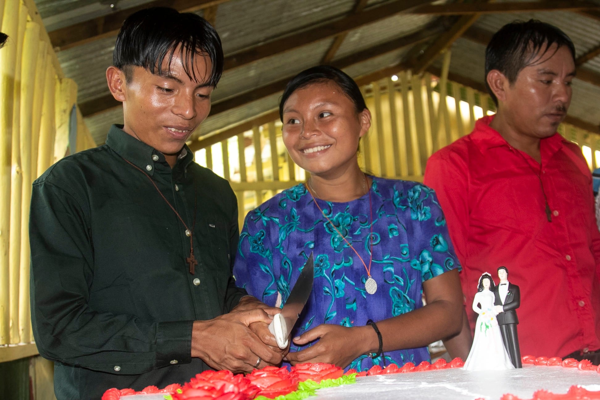 Desde antes de la pandemia, 30 parejas del pueblo indígena Cabécar, del Valle La Estrella, en Talamanca, Limón, le informaron a la iglesia católica que querían cumplir con el sacramento del matrimonio y se casaron el pasado 23 de abril: 9 en Alto Cuen y 21 en Bella Vista.