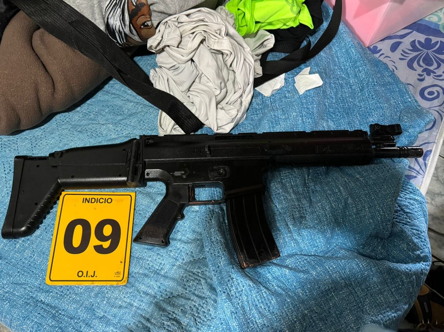 Un hombre de apellido Monge, de 31 años, quedó detenido y le decomisaron dos escopetas, un rifle, un revolver y un arma no letal en Purral de Goicoechea, San José. Foto: OIJ